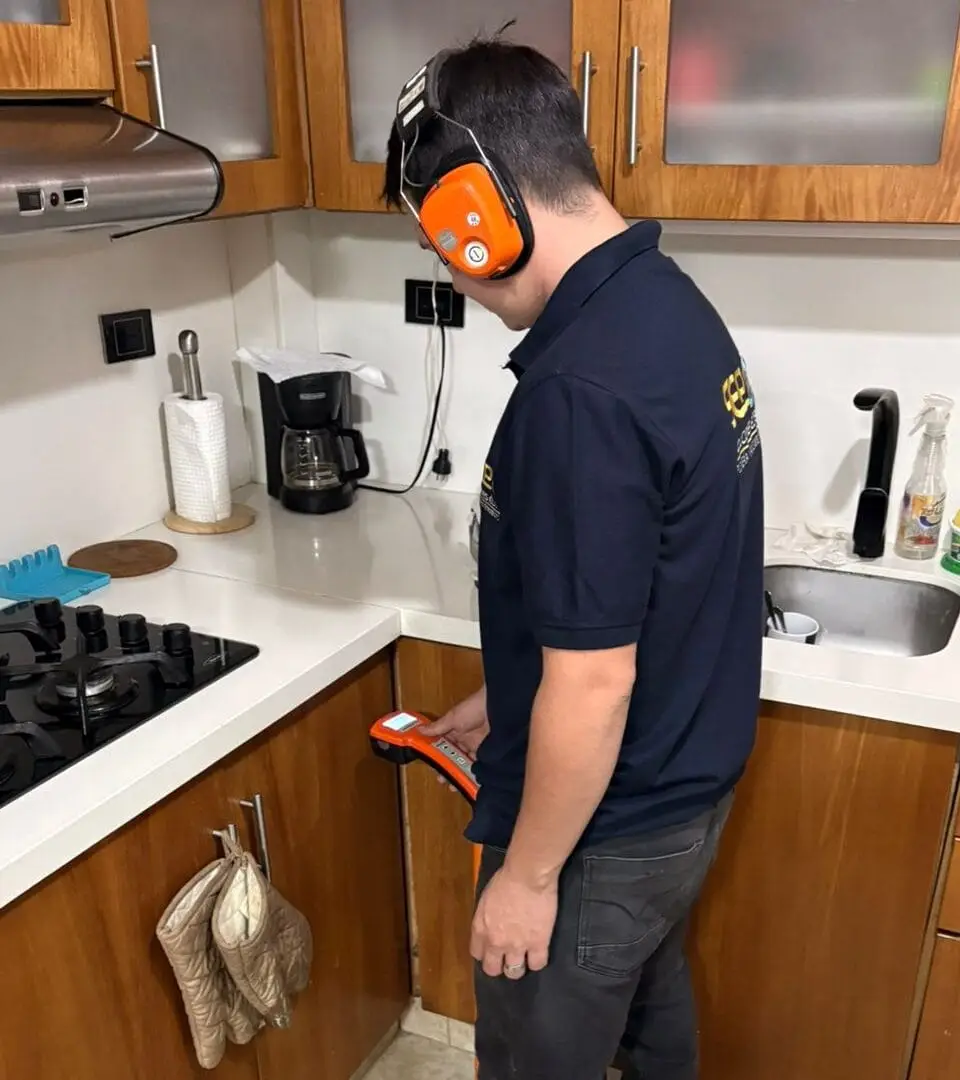 Técnico de SEP Soluciones realizando detección de fugas con equipo profesional en Bogotá