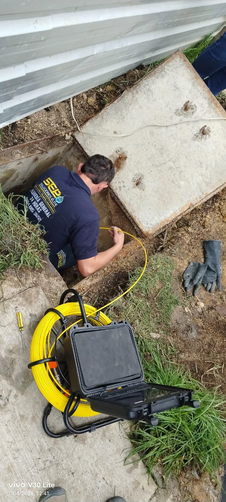 Técnico de SEP Soluciones realizando destape de tubería con sonda eléctrica profesional en Bogotá