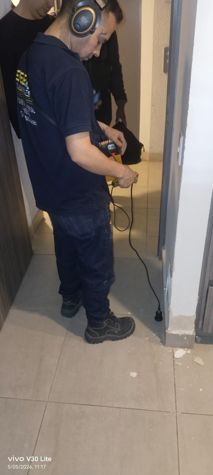 Técnico SEP Soluciones inspeccionando instalación hidráulica con equipo profesional en vivienda de Bogotá